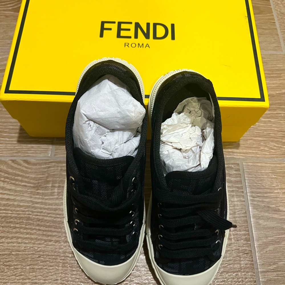 Blue sneakers women’s size 39 (9) new in box